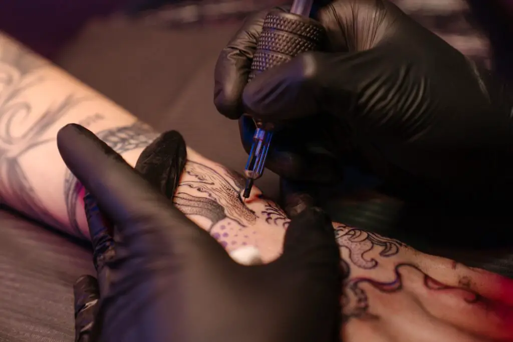 Hand poke tattoo vs machine